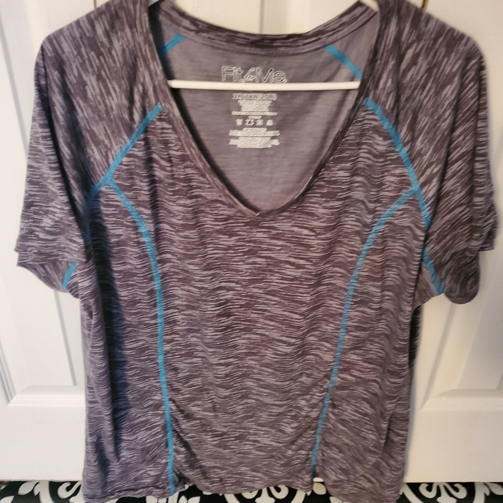 V-neck t-shirt with ruched sides